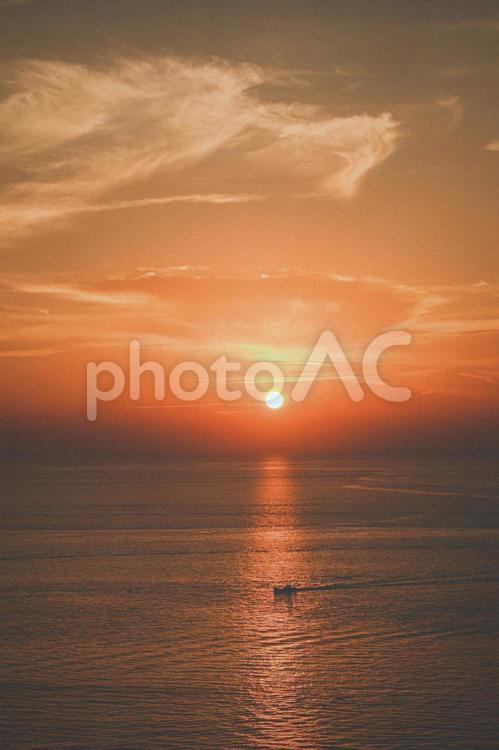 船と夕日 夕暮れ,夕日,海の写真素材