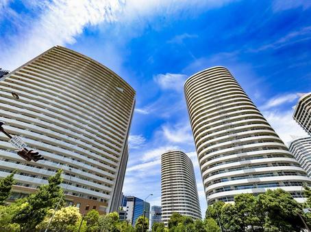 横浜みなとみらいのマンションと青い空02 横浜みなとみらいのマンションと青い空02 タワーマンション,横浜,みなとみらいの写真素材