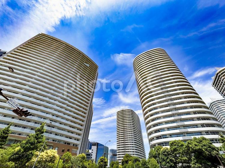 横浜みなとみらいのマンションと青い空02 タワーマンション,横浜,みなとみらいの写真素材