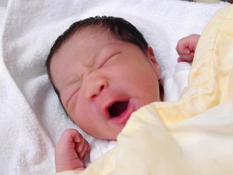 大きなあくびをする赤ちゃん 大きなあくびをする赤ちゃん 赤ちゃん,生まれたて,眠るの写真素材