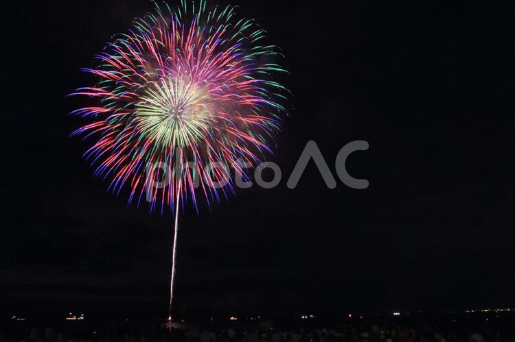 滋賀県彦根市の琵琶湖で行われた花火大会の様子です 花火大会,夏,行事の写真素材
