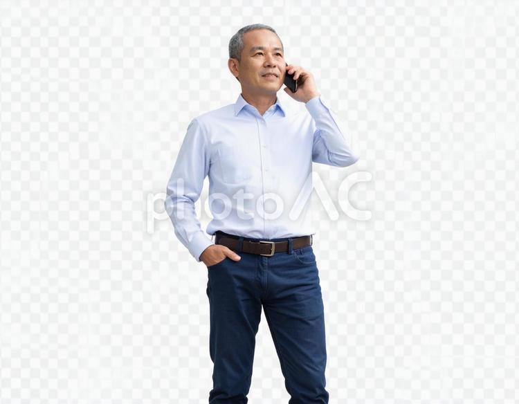 スマートフォンで通話する男性の透過画像 男性,通話,スマートフォンの写真素材