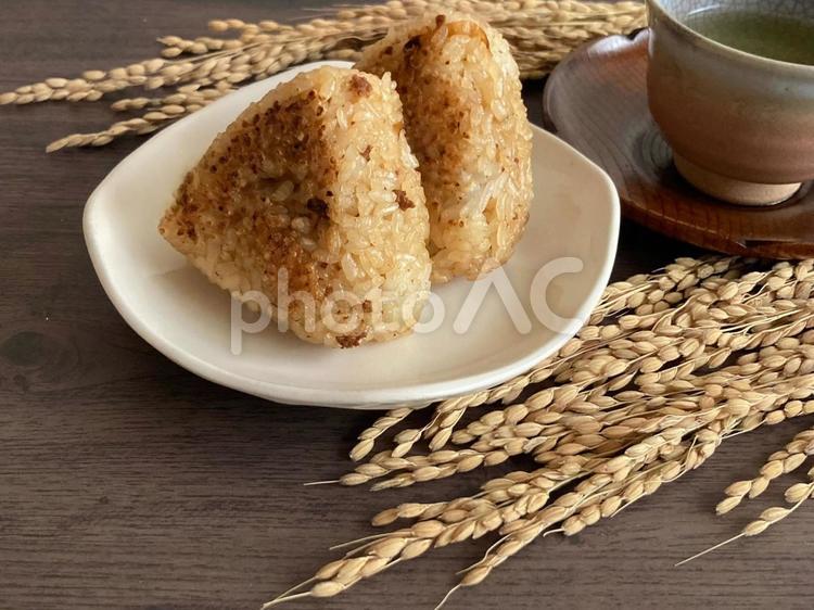焼きおにぎりと稲穂 おにぎり,焼きおにぎり,おむすびの写真素材