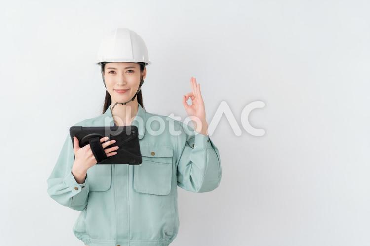 白バックの作業服のビジネスウーマン 不動産,建築,ビジネスの写真素材
