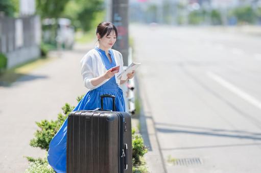 笑顔のスーツケース女性 笑顔のスーツケース女性 旅行,スーツケース,女性の写真素材