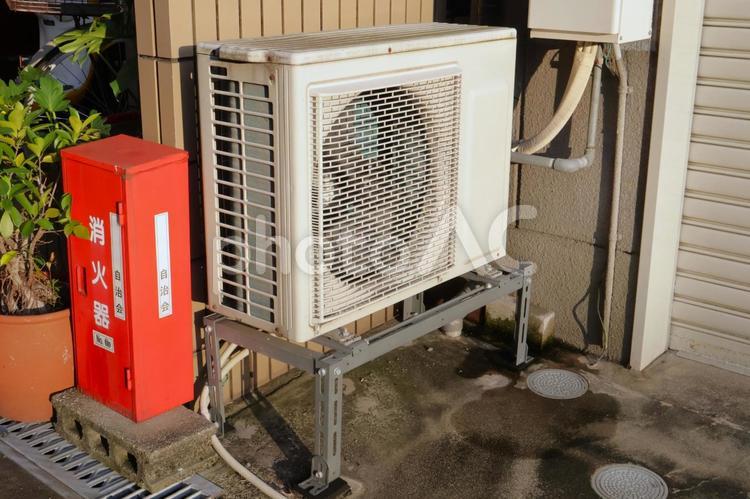 直射日光が当たる住宅の古い室外機 室外機,住宅,エアコンの写真素材