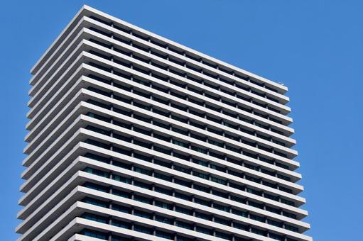 青空と美しいビルが調和する都会のイメージ 青空と美しいビルが調和する都会のイメージ オフィスビル,オフィス,空の写真素材