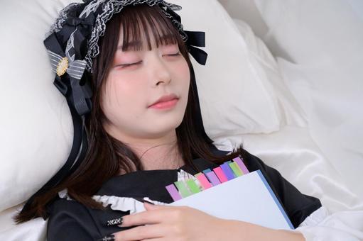 ノートを持って眠る地雷系女子 日本人,睡眠,眠るの写真素材