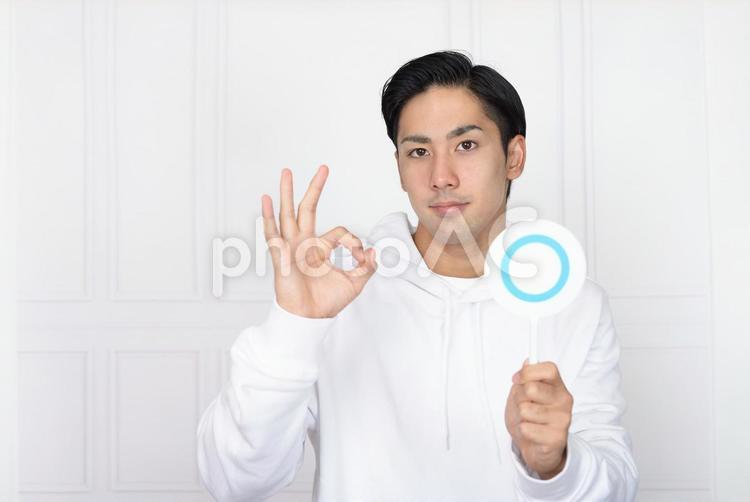 判定する男性 男性,判定,マルの写真素材