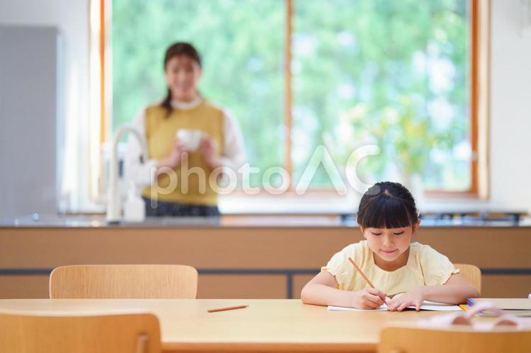 ダイニングテーブルで宿題をしている女の子 女の子,宿題,勉強の写真素材