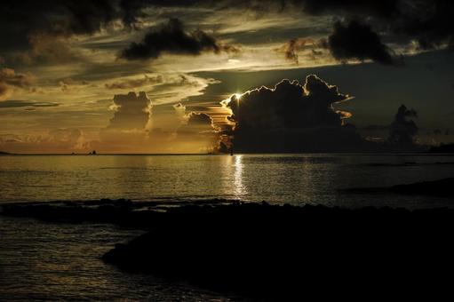 <五島の風景>夜明けの海から登る太陽 <五島の風景>夜明けの海から登る太陽 海,空,サンセットの写真素材