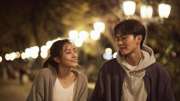 見つめ合うロマンチックな二人 見つめ合うロマンチックな二人の写真