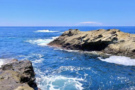 青い海と青い空 青い海と青い空 海,波,波打ち際の写真素材