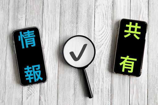 スマホで情報共有 スマホで情報共有 情報共有,情報,データの写真素材