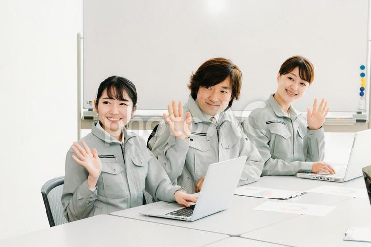 会議をする作業着をきた会社員（テレビ会議・3人） 作業服,オンライン会議,テレビ会議の写真素材