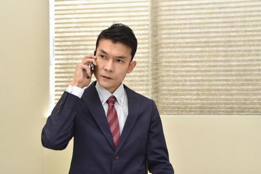 通話するビジネスマン 日本人,コピースペース,スマホの写真素材