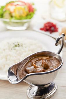 長時間煮込んだビーフカレー 長時間煮込んだビーフカレー ビーフカレー,カレーポット,グレイビーボートの写真素材