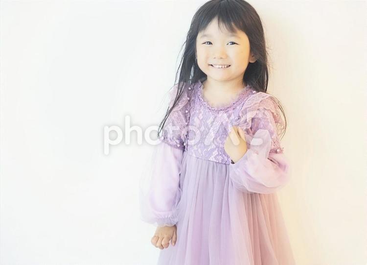 ドレス姿の笑顔の女の子 子供,笑顔,女の子の写真素材