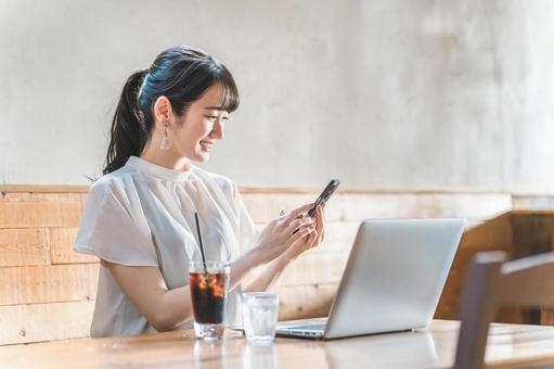 カフェや喫茶店でテレワークをする女性 カフェや喫茶店でテレワークをする女性 カフェ,スマホ,検索の写真素材