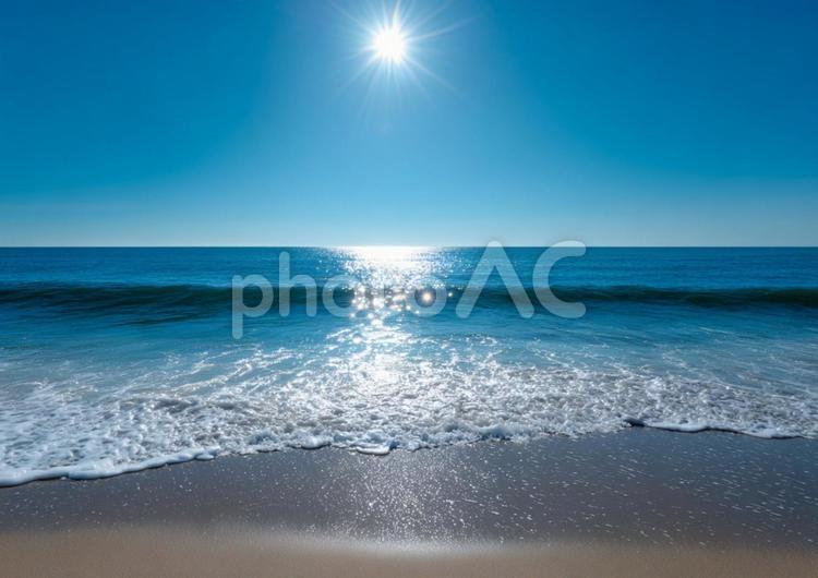 穏やかな波打ち際と広がる夏のビーチ 海,ビーチ,砂浜の写真素材