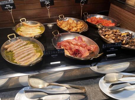 食欲をそそる温かいソーセージとベーコン ソーセージ,ベーコン,ポテトの写真素材
