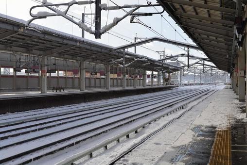 冬の新幹線ホーム（福島駅）② 東北新幹線,福島駅,雪景色の写真素材