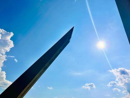 夏の陽射しと日時計のシルエット 夏の陽射しと日時計のシルエット 夏,夏空,日時計の写真素材