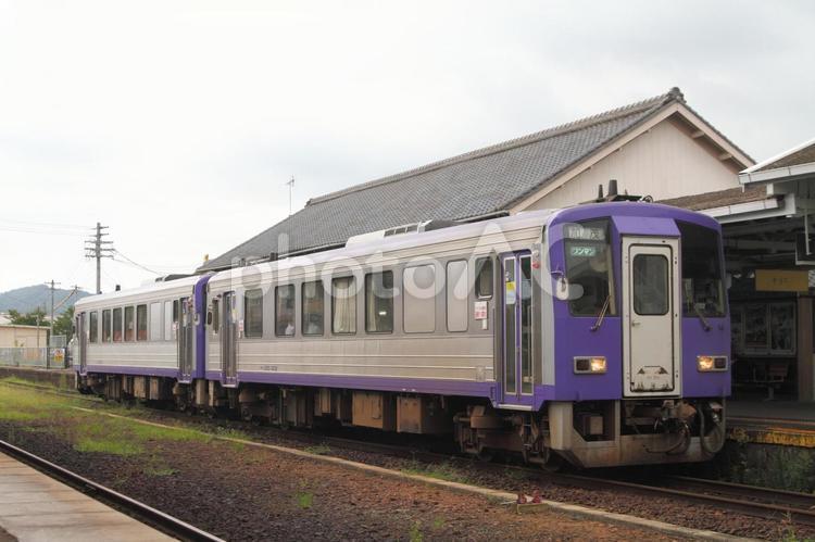 JR関西線、キハ120気動車 鉄道,交通,電車の写真素材