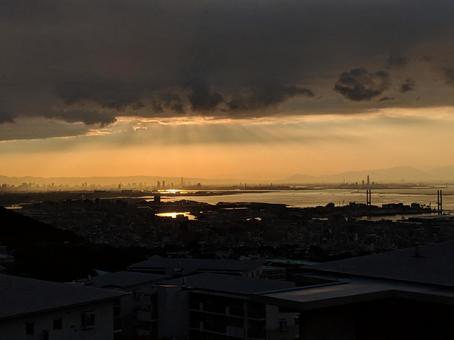 神々しい町景色 神々しい町景色 神々しい,空,朝焼けの写真素材