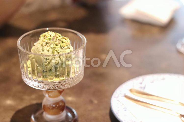 カップに盛り付けたピスタチオアイス ピスタチオ,アイスクリーム,アイスの写真素材