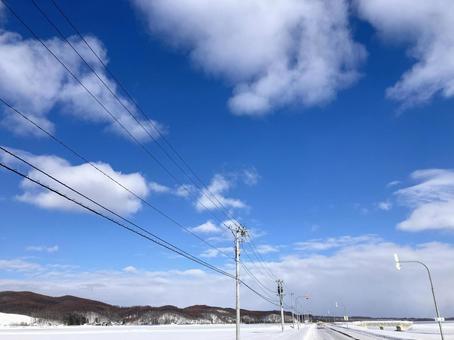 雪の積もった道と青空 雪の積もった道と青空の写真