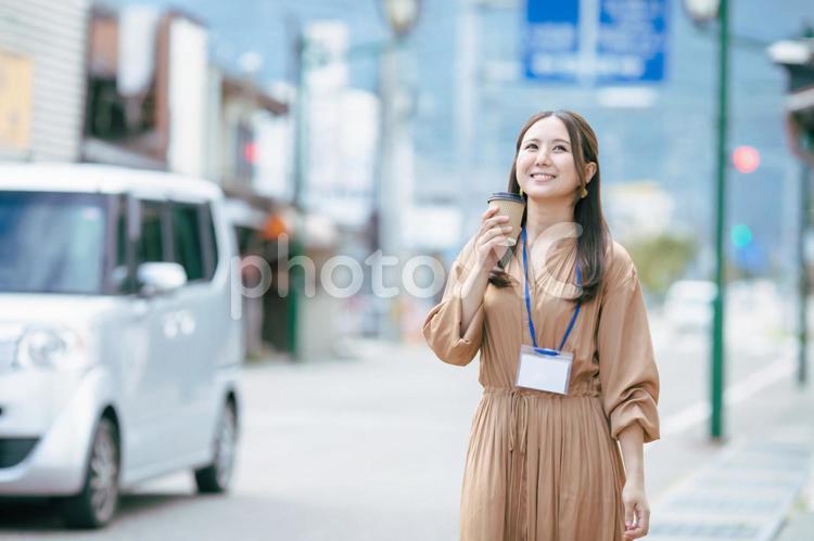 コーヒー休憩するビジネスウーマン 休憩,歩く,ビジネスウーマンの写真素材