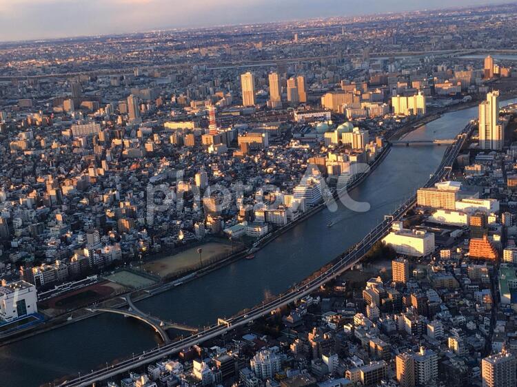 街を切り開く川 都市,旅,都市の風景の写真素材