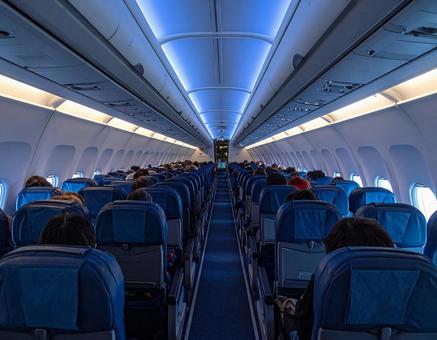 旅客機内の通路とシート 旅客機内の通路とシートの写真
