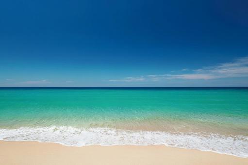 夏の青空とエメラルドグリーンの美しい海 夏の青空とエメラルドグリーンの美しい海の写真