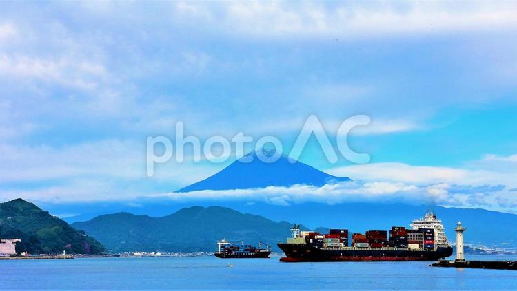 富士山と二艘の船 富士山,山,青い富士山の写真素材