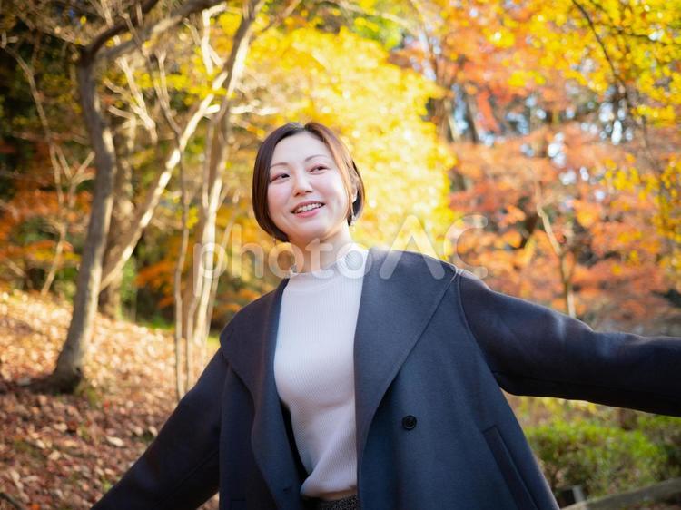 31：紅葉の公園を散策する女性 紅葉,公園,散策の写真素材