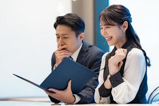 メニューに驚く男性 飲食店,レストラン,メニューの写真素材