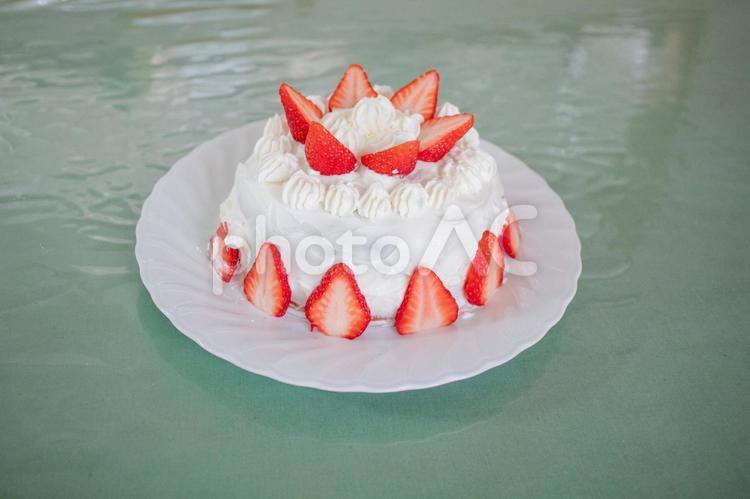 誕生日の手づくりの苺と生クリームのケーキ ケーキ,いちご,生クリームの写真素材
