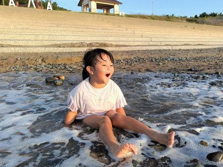 迫りくる波に雄たけびを上げる女の子2 迫りくる波に雄たけびを上げる女の子2 水遊び,雄たけび,海水浴の写真素材