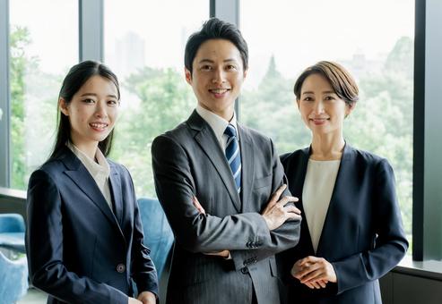 カメラ目線の男女 カメラ目線の男女 ビジネスパーソン,ビジネスマン,ビジネスの写真素材
