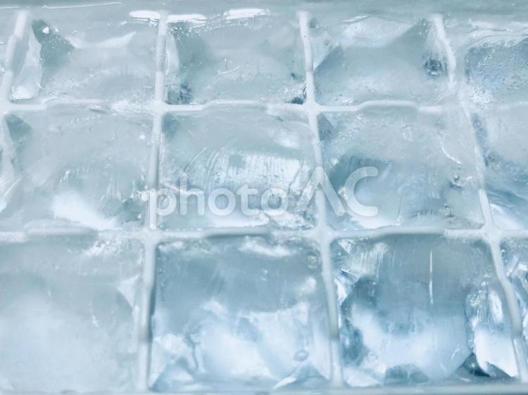 製氷皿の氷　横 氷,製氷皿,冷たいの写真素材