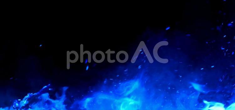 黒いバックに燃える青い炎の背景画像 ブルー,炎,青の写真素材