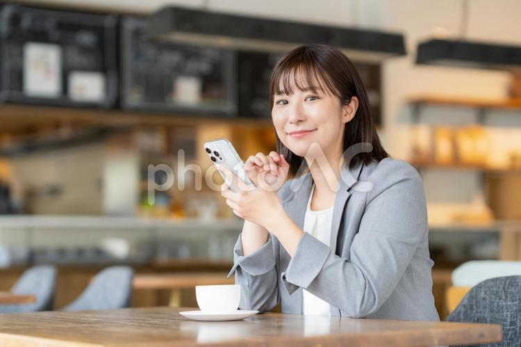 カフェでくつろぐビジネスウーマン カフェ,女性,ビジネスウーマンの写真素材