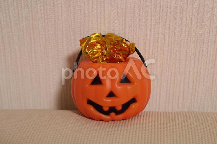 ハロウィンのお菓子を入れたカボチャおばけ ハロウィン,トリックオアトリート,おばけの写真素材
