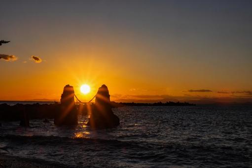 夕陽に照らされた手結岬の夫婦岩 夕陽に照らされた手結岬の夫婦岩 夫婦岩,手結岬,夫婦円満の写真素材