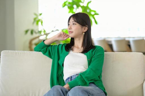 ソファでくつろぐ日本人女性 ソファでくつろぐ日本人女性 女性,笑顔,日本人の写真素材