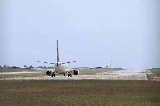 離陸前の飛行機 離陸前の飛行機 飛行機,空港,空の写真素材