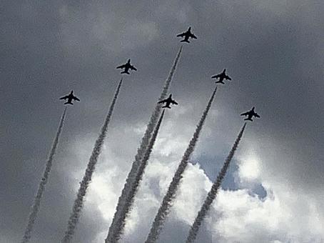 曇天のブルーインパルス 曇天のブルーインパルスの写真