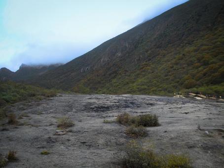 山の斜面と岩肌が広がる大自然の風景 山の斜面と岩肌が広がる大自然の風景 山,岩肌,自然の写真素材